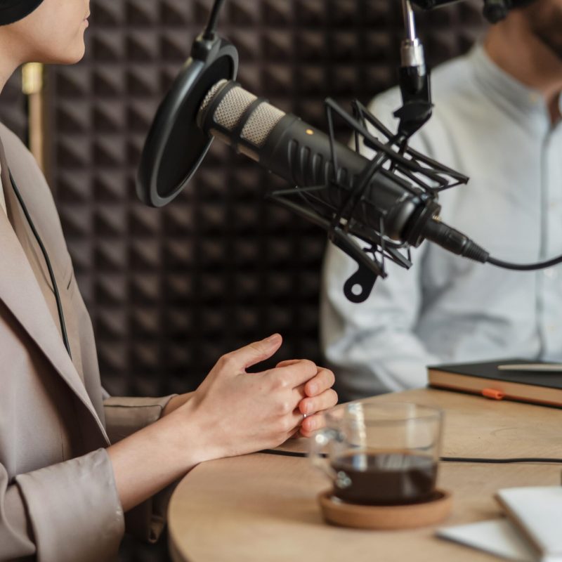 close-up-people-speaking-radio close-up-people-speaking-radio